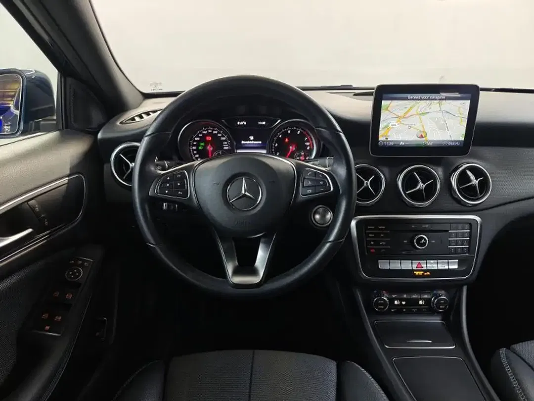 Mercedes-Benz GLA 180 - Thumbnail 3
