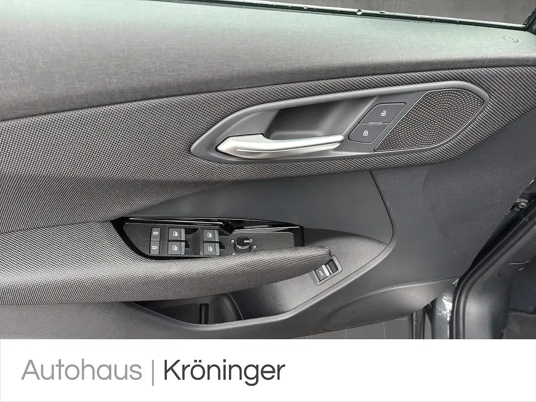 Audi Q3 - Thumbnail 8