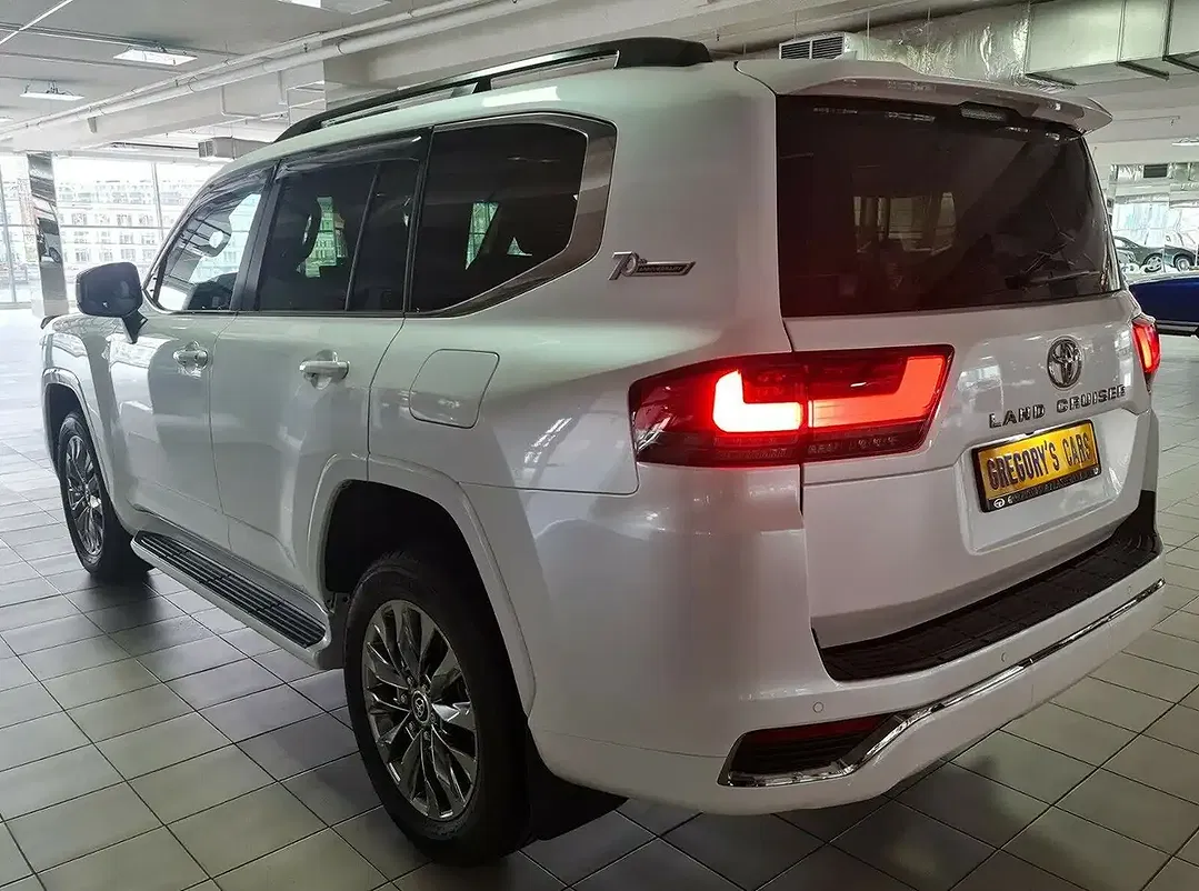 Toyota Land Cruiser - Thumbnail 5