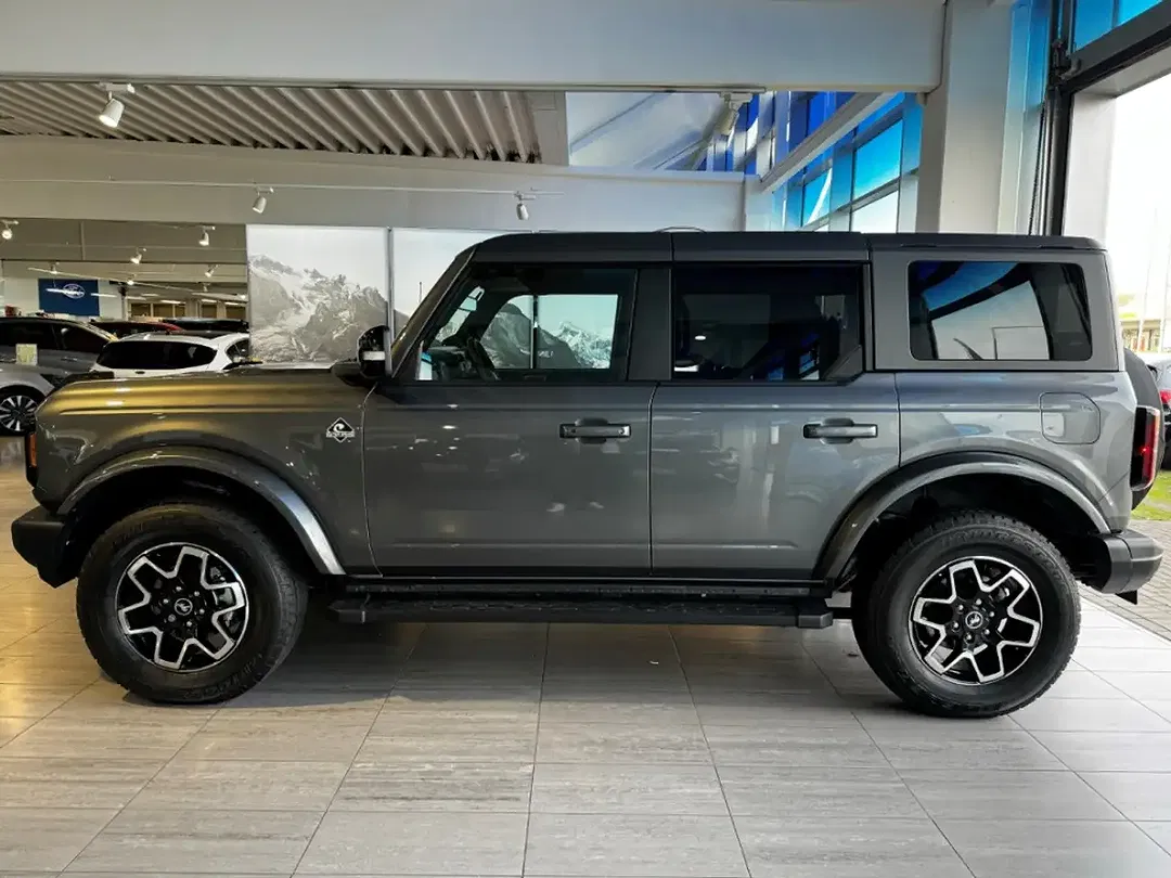 Ford Bronco - Thumbnail 2