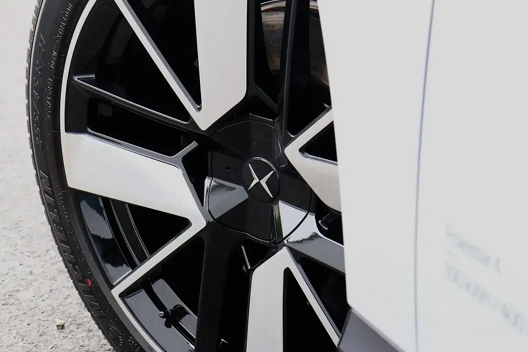 Polestar 4 - Thumbnail 4