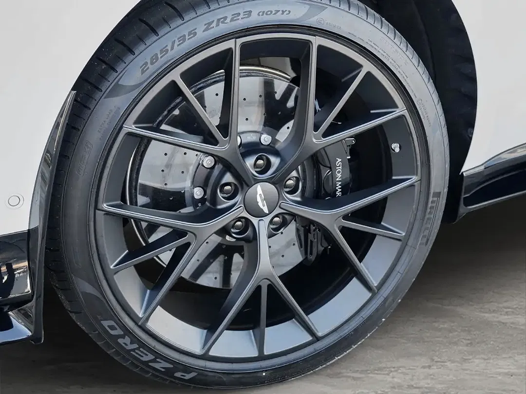 Aston Martin DBX - Thumbnail 13