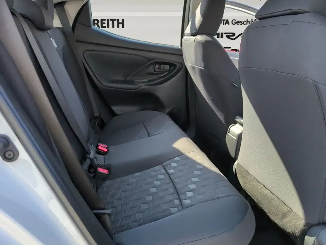 Toyota Yaris - Thumbnail 13