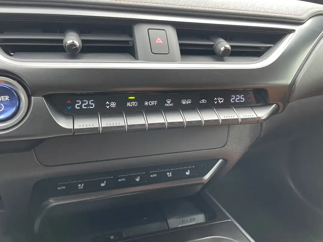Lexus UX 300e - Thumbnail 10