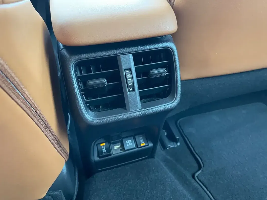 Lexus UX 300e - Thumbnail 6