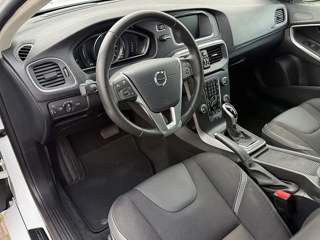 Volvo V40 - Thumbnail 2