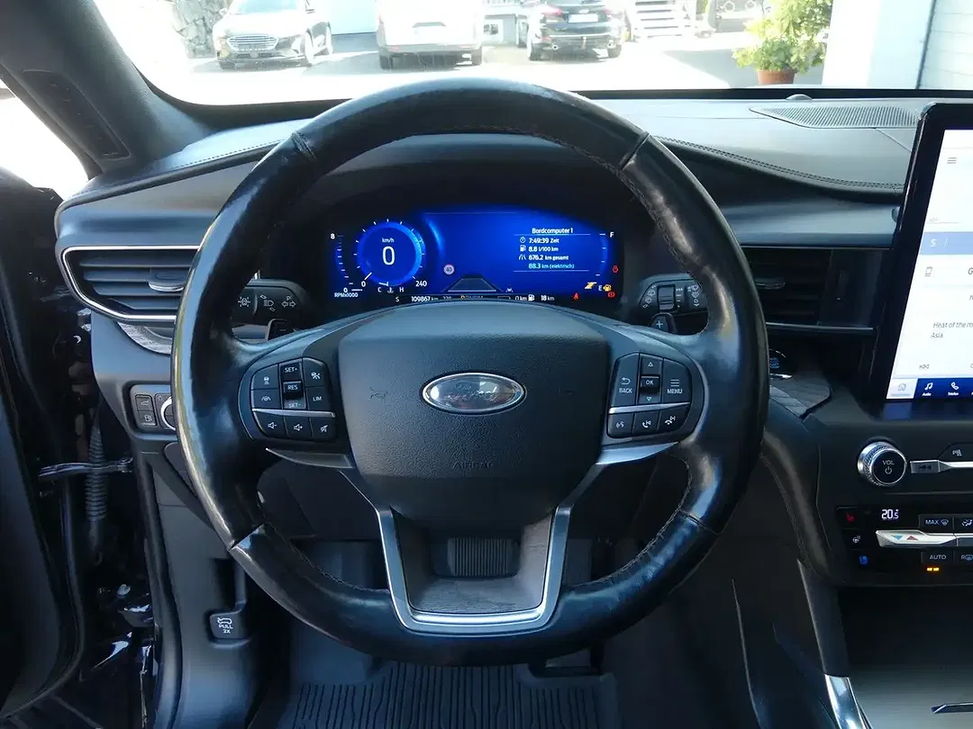 Ford Explorer - Thumbnail 15