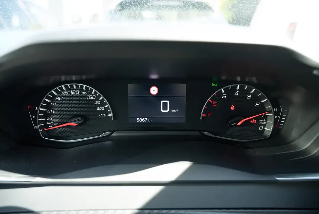 Peugeot 208 - Thumbnail 11