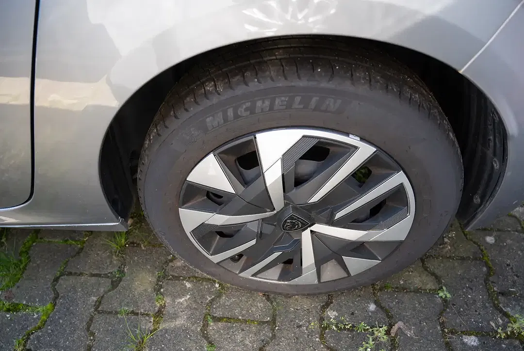 Peugeot 208 - Thumbnail 14