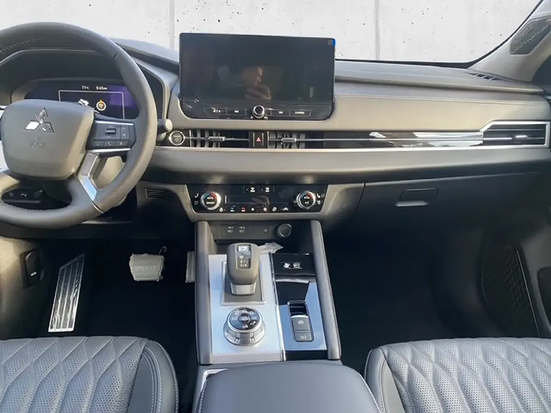 Mitsubishi Outlander - Thumbnail 12