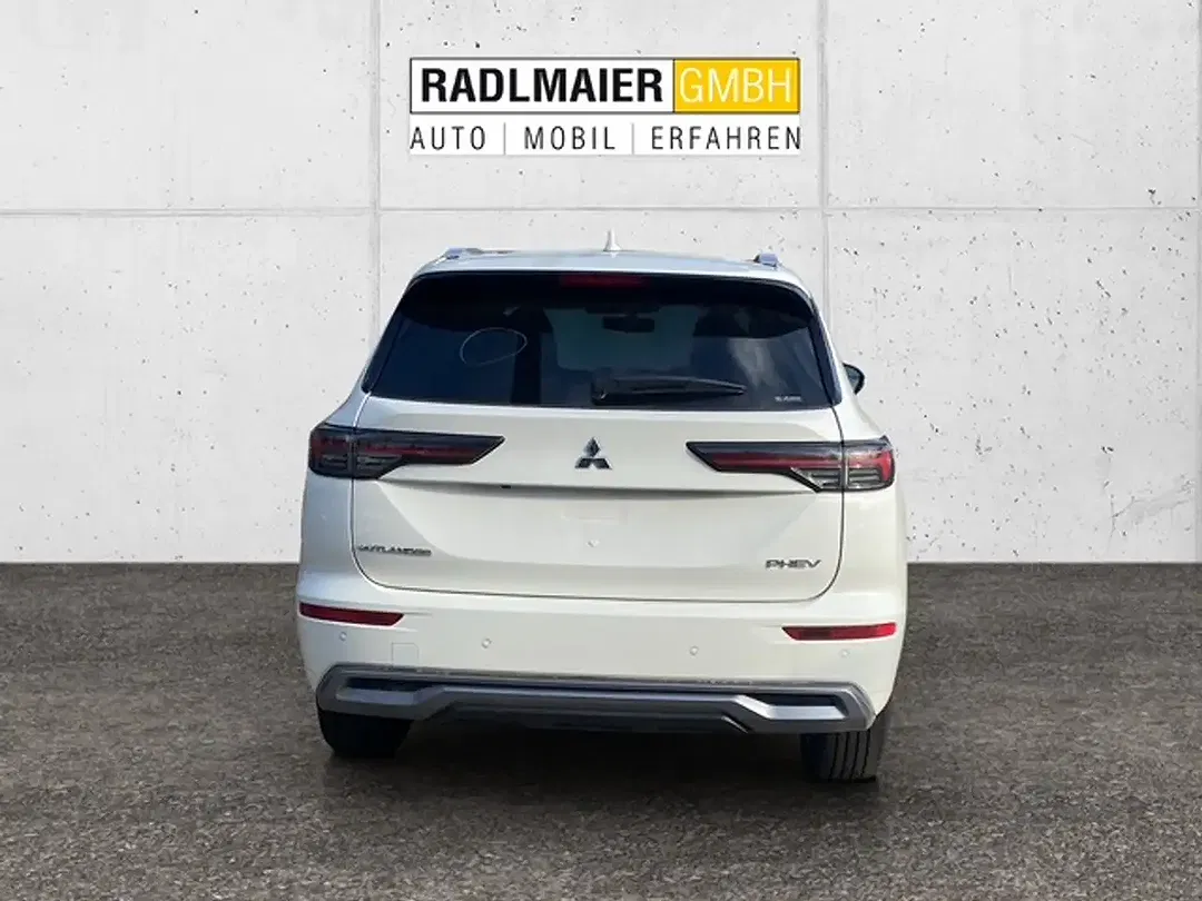 Mitsubishi Outlander - Thumbnail 3