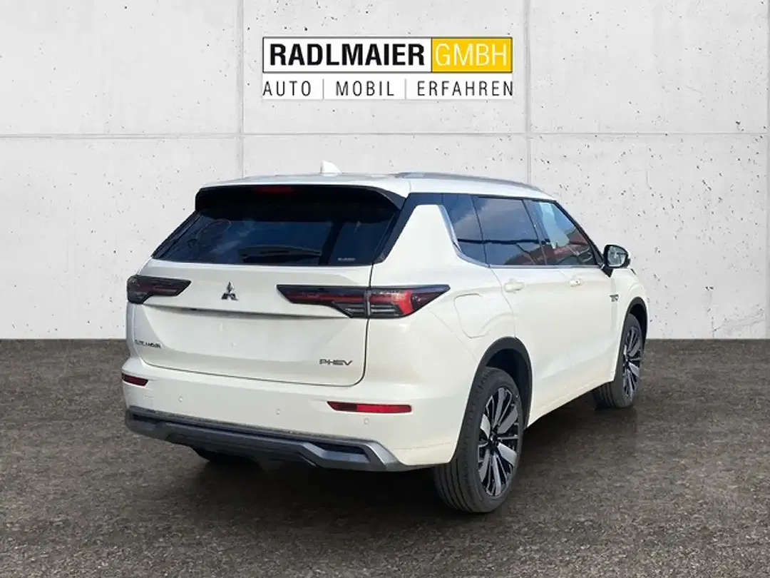Mitsubishi Outlander - Thumbnail 4