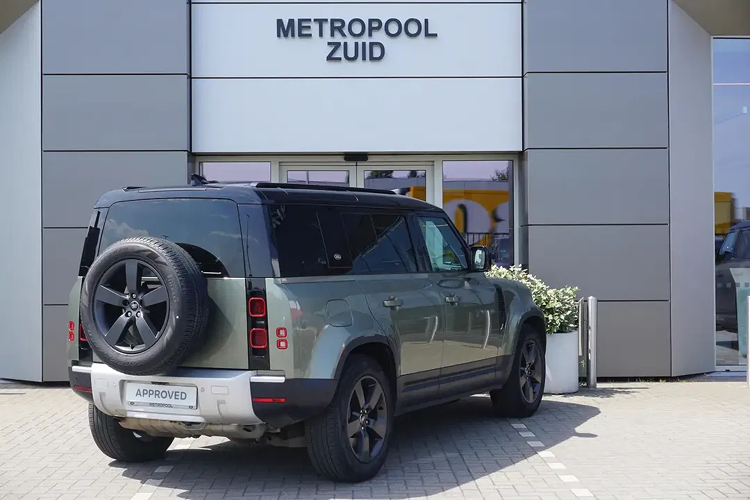 Land Rover Defender - Thumbnail 2