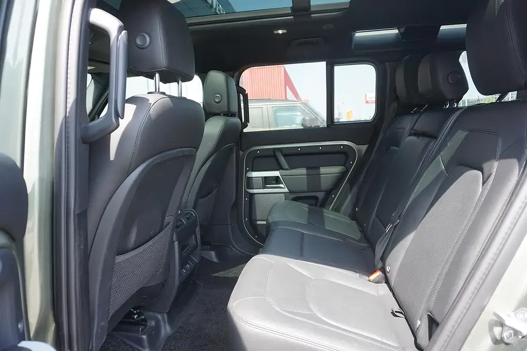 Land Rover Defender - Thumbnail 5