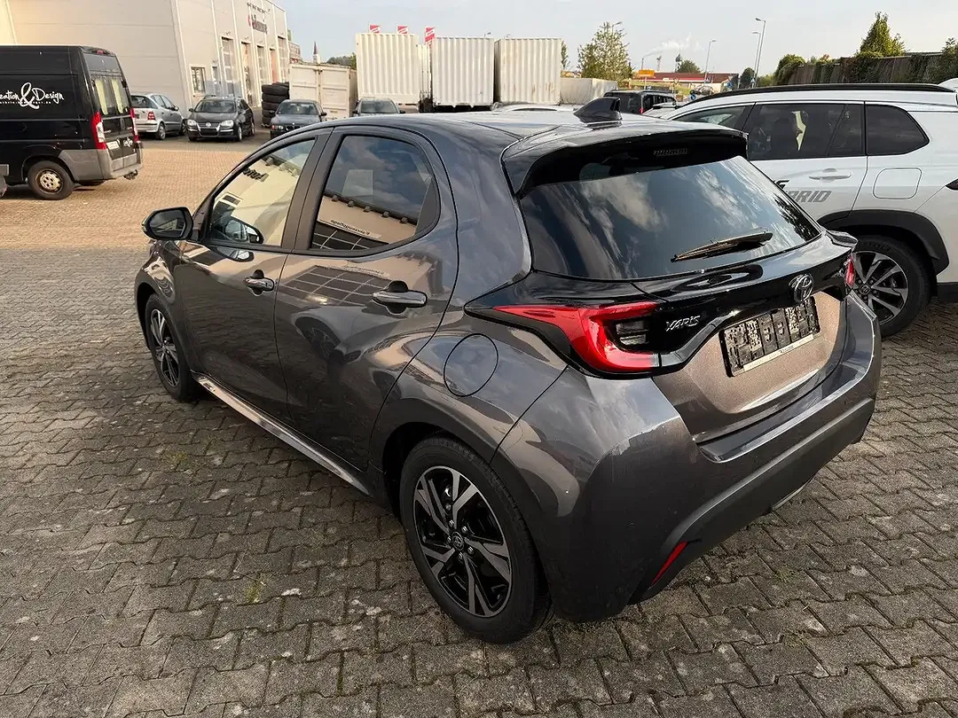 Toyota Yaris - Thumbnail 11