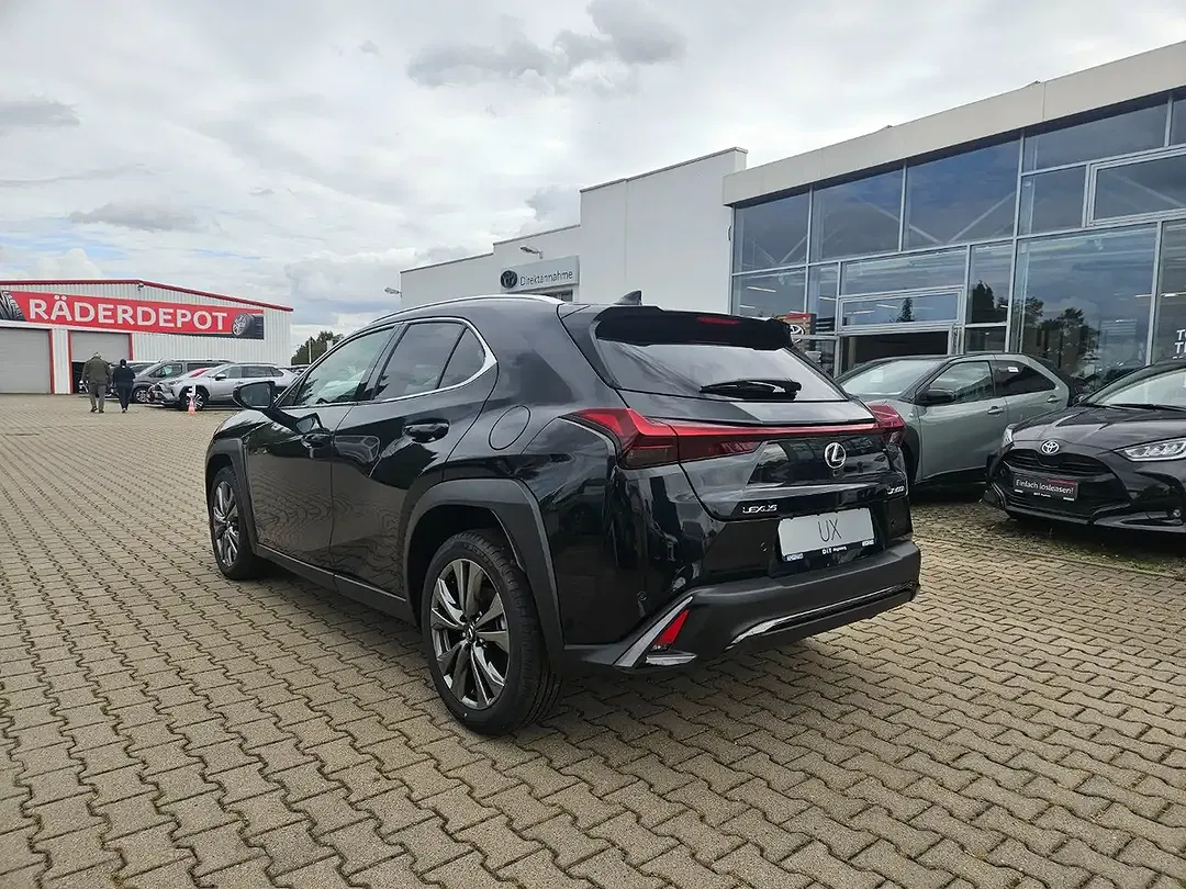 Lexus UX 300h - Thumbnail 5