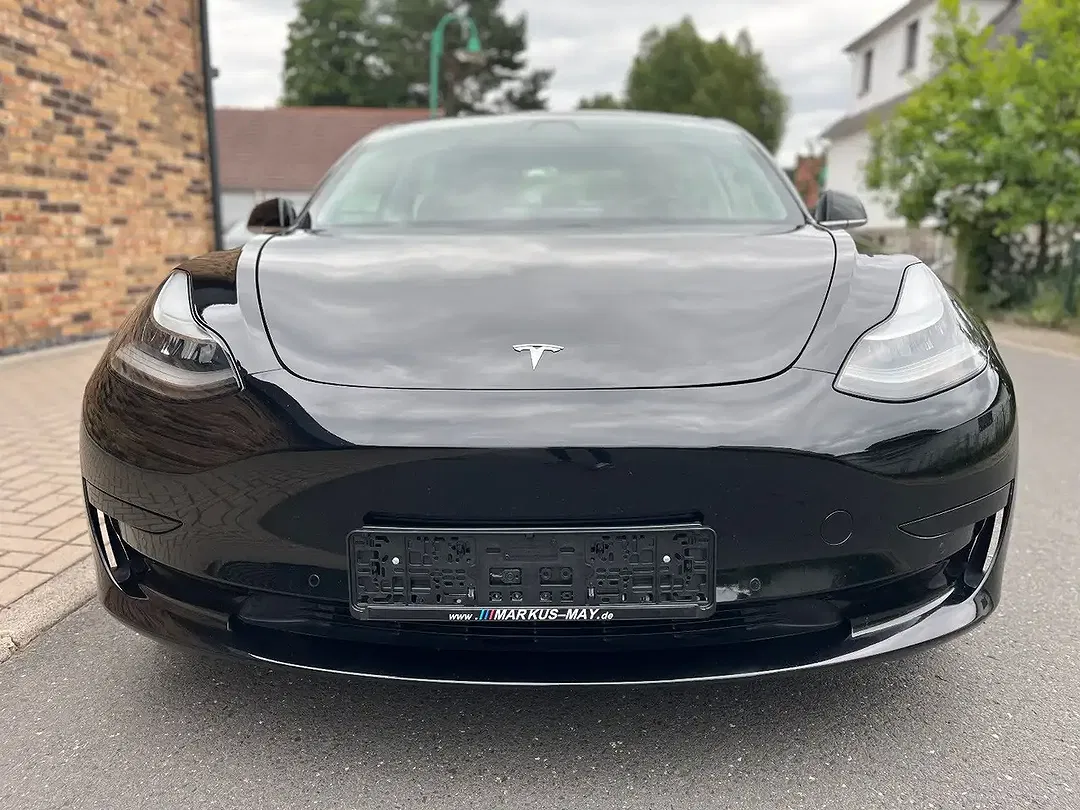 Tesla Model 3 - Thumbnail 2