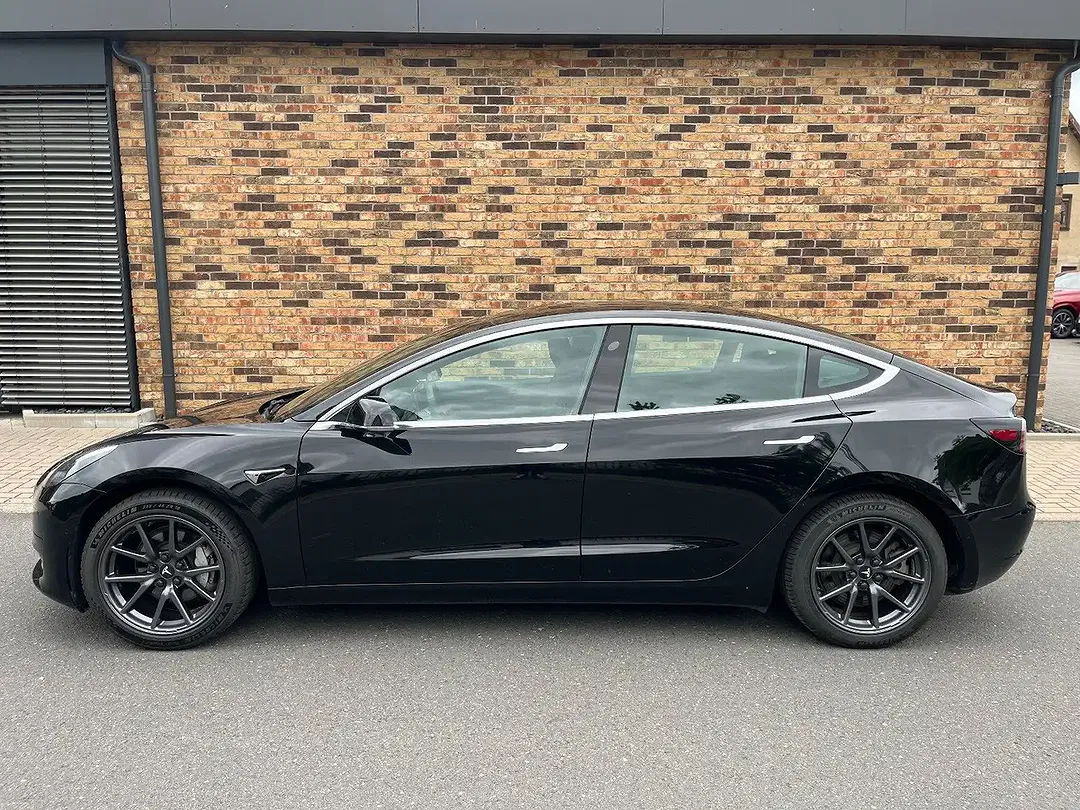 Tesla Model 3 - Thumbnail 3