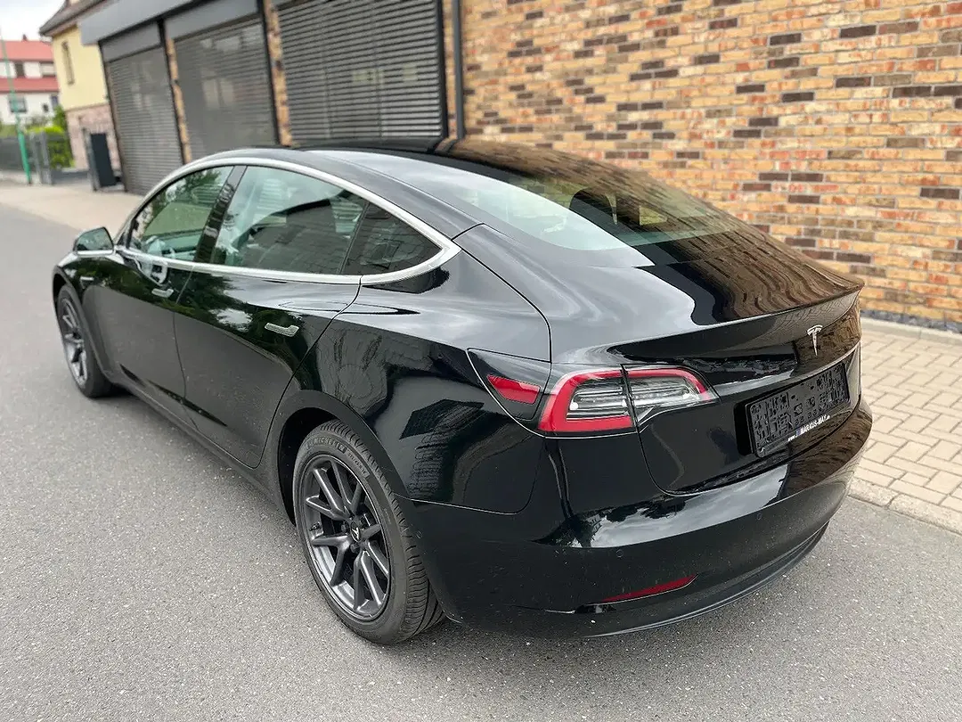 Tesla Model 3 - Thumbnail 4