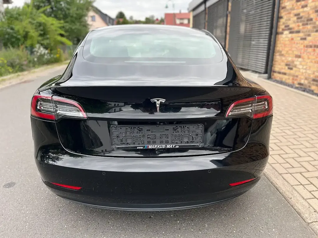 Tesla Model 3 - Thumbnail 5