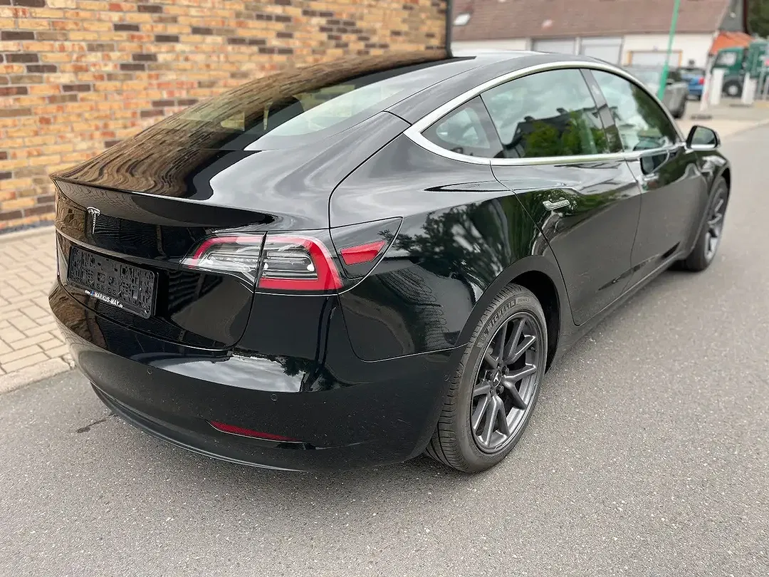 Tesla Model 3 - Thumbnail 6
