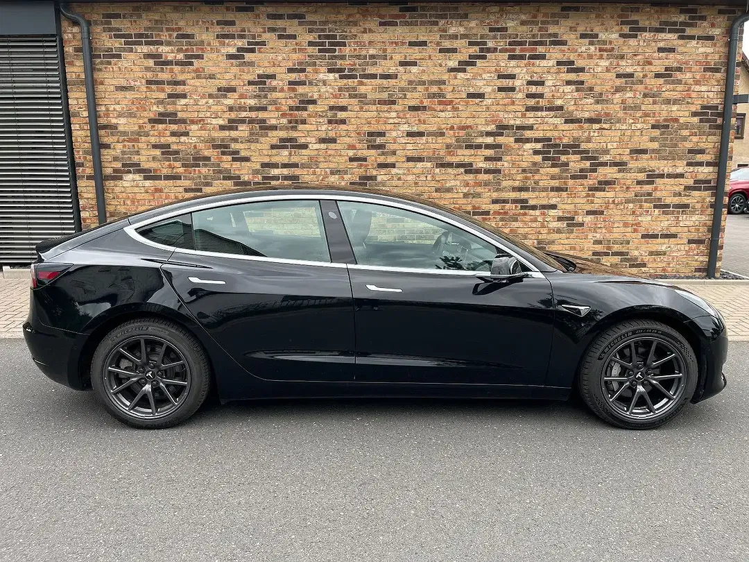 Tesla Model 3 - Thumbnail 7