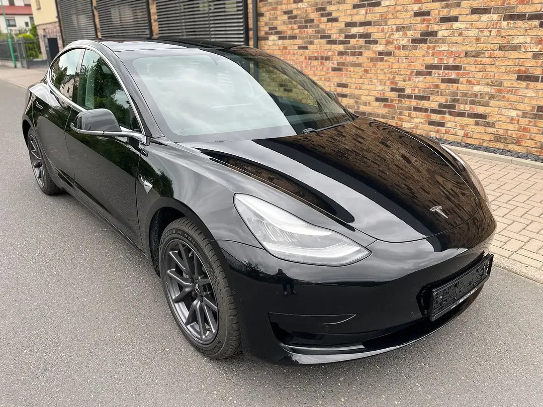 Tesla Model 3 - Thumbnail 8