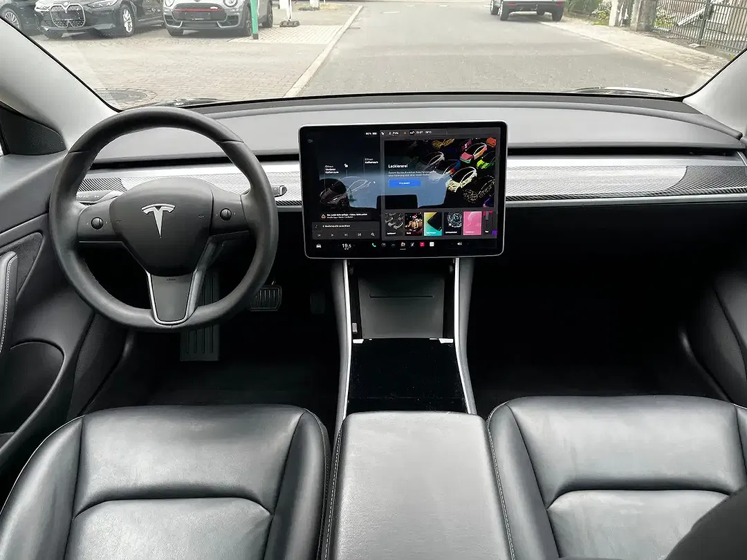 Tesla Model 3 - Thumbnail 9