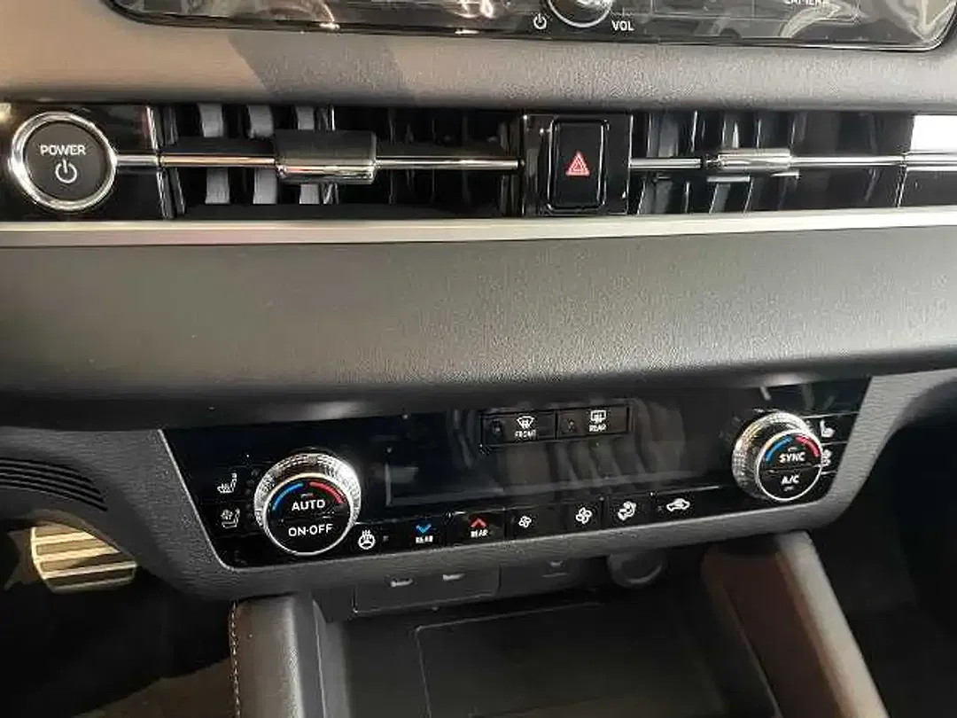 Mitsubishi Outlander - Thumbnail 11