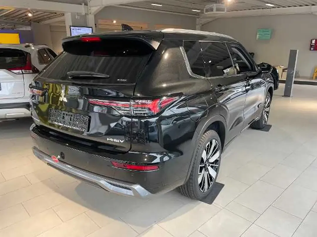 Mitsubishi Outlander - Thumbnail 3