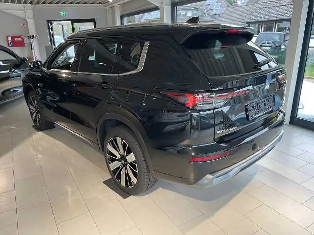 Mitsubishi Outlander - Thumbnail 4