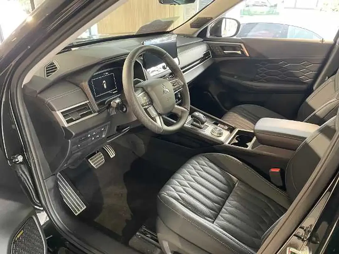 Mitsubishi Outlander - Thumbnail 5