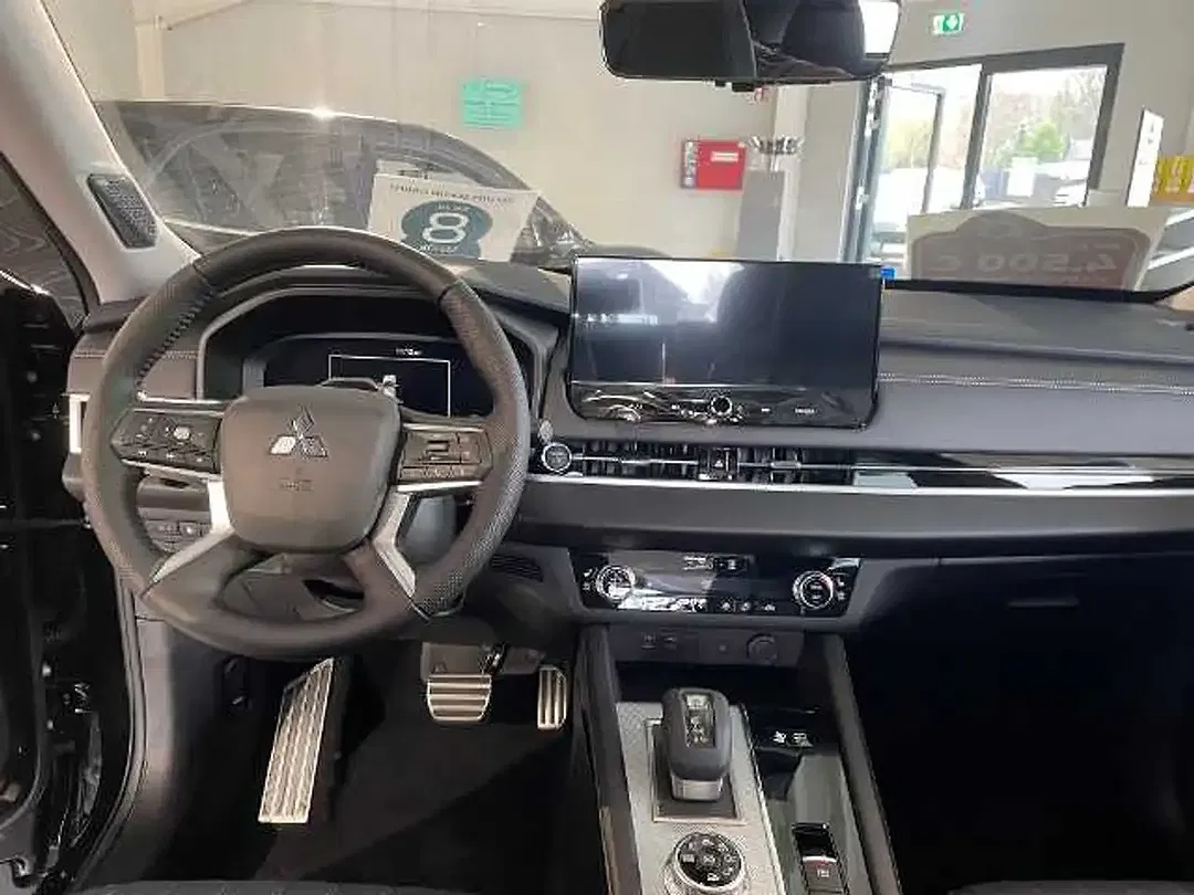 Mitsubishi Outlander - Thumbnail 9