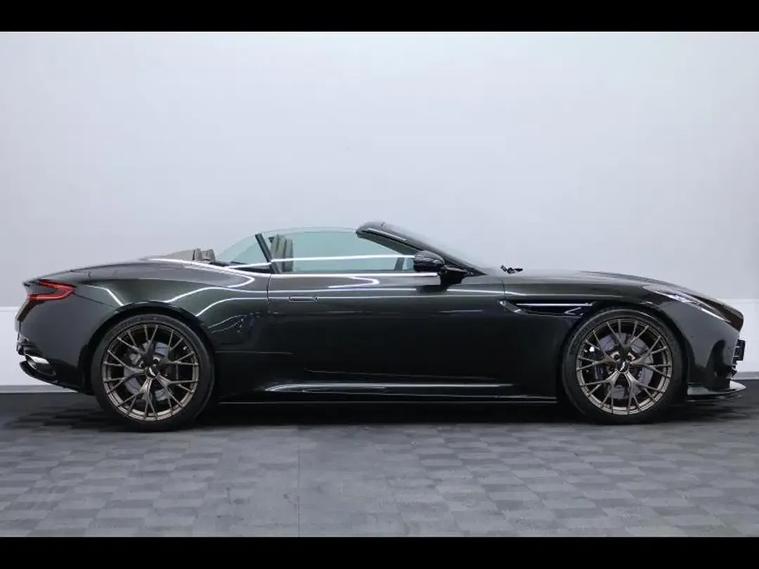 Aston Martin DB12 - Thumbnail 5