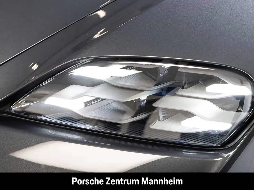 Porsche Taycan - Thumbnail 13