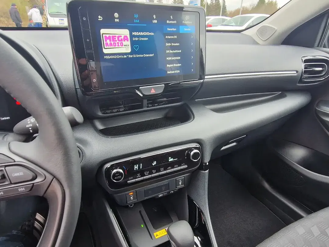 Toyota Yaris - Thumbnail 13