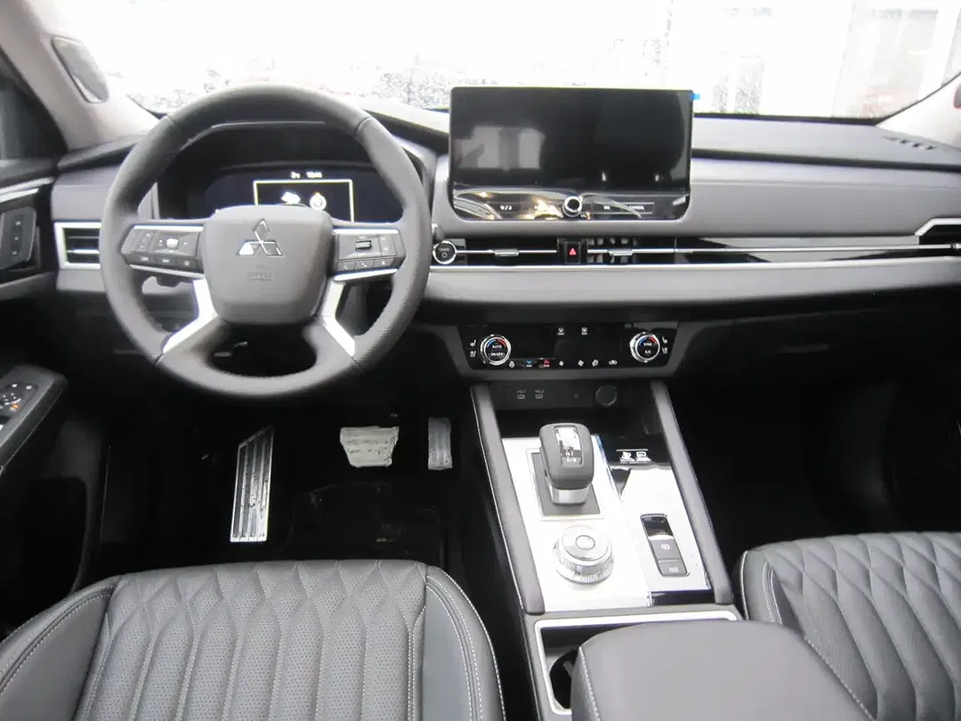 Mitsubishi Outlander - Thumbnail 13