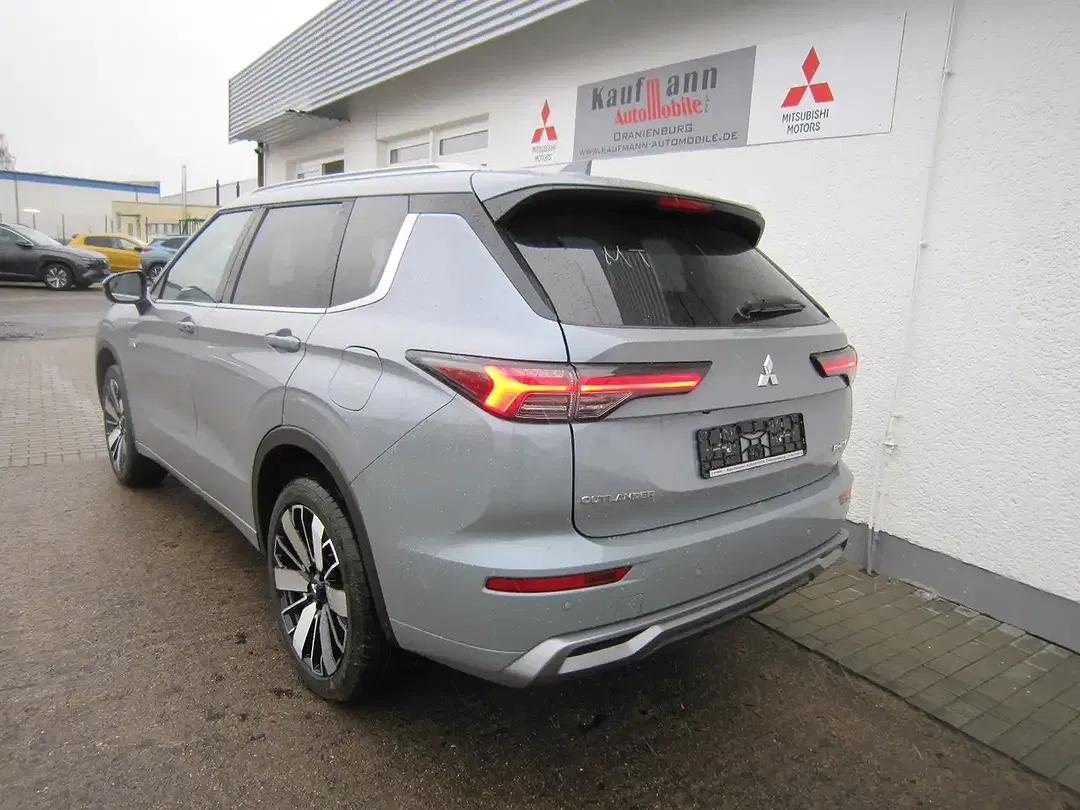 Mitsubishi Outlander - Thumbnail 3