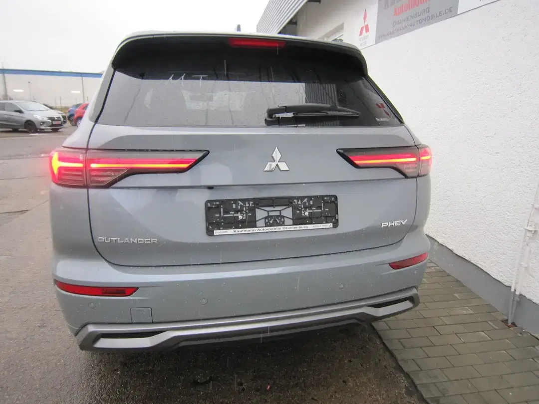 Mitsubishi Outlander - Thumbnail 4