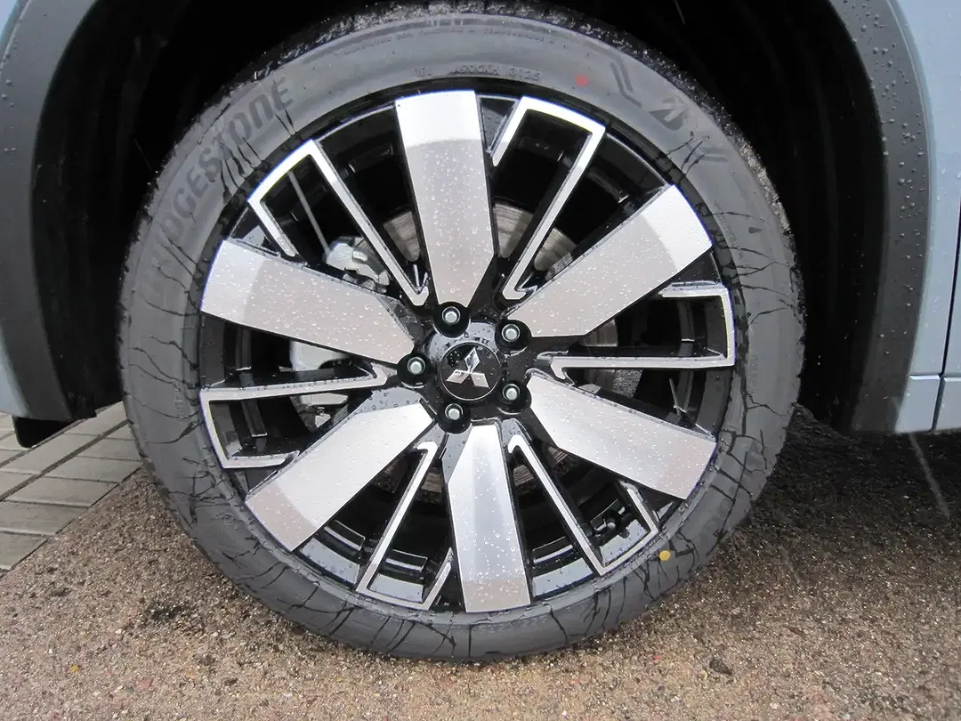 Mitsubishi Outlander - Thumbnail 6