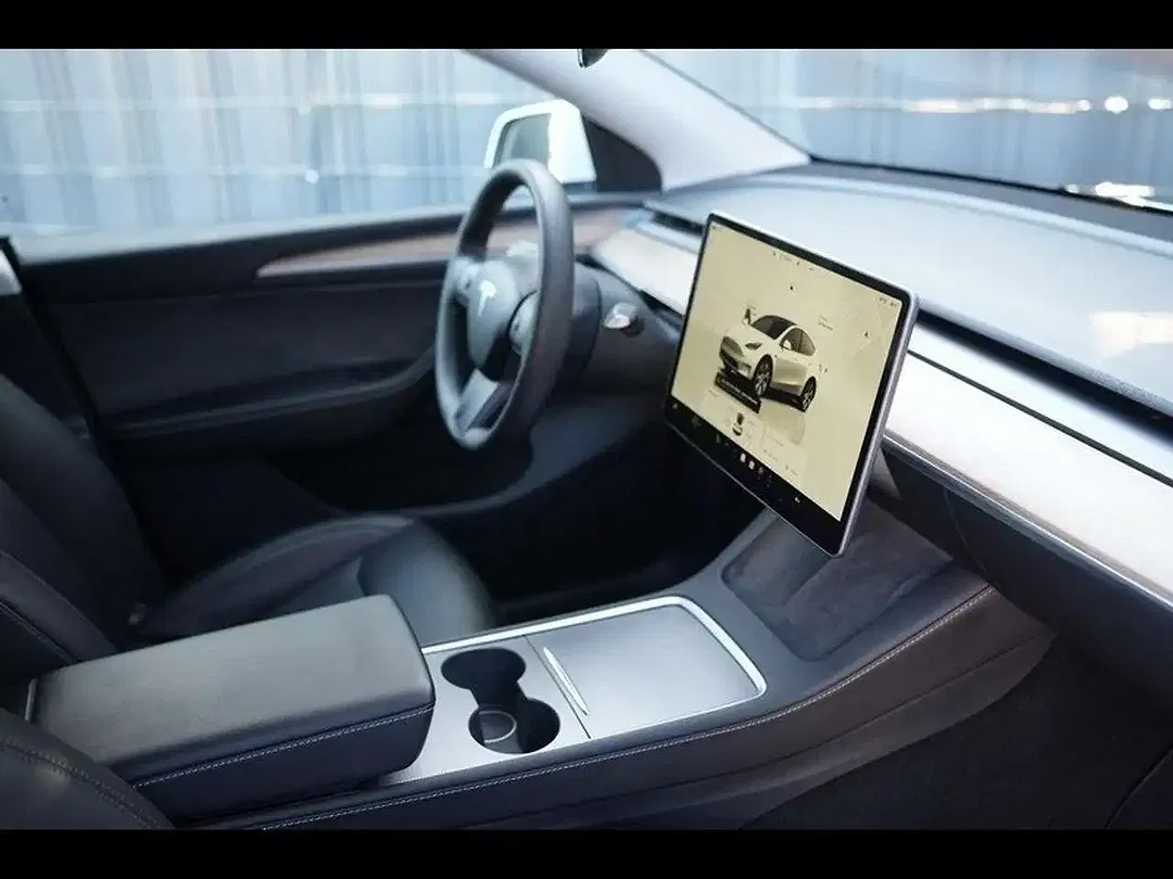 Tesla Model Y - Thumbnail 10