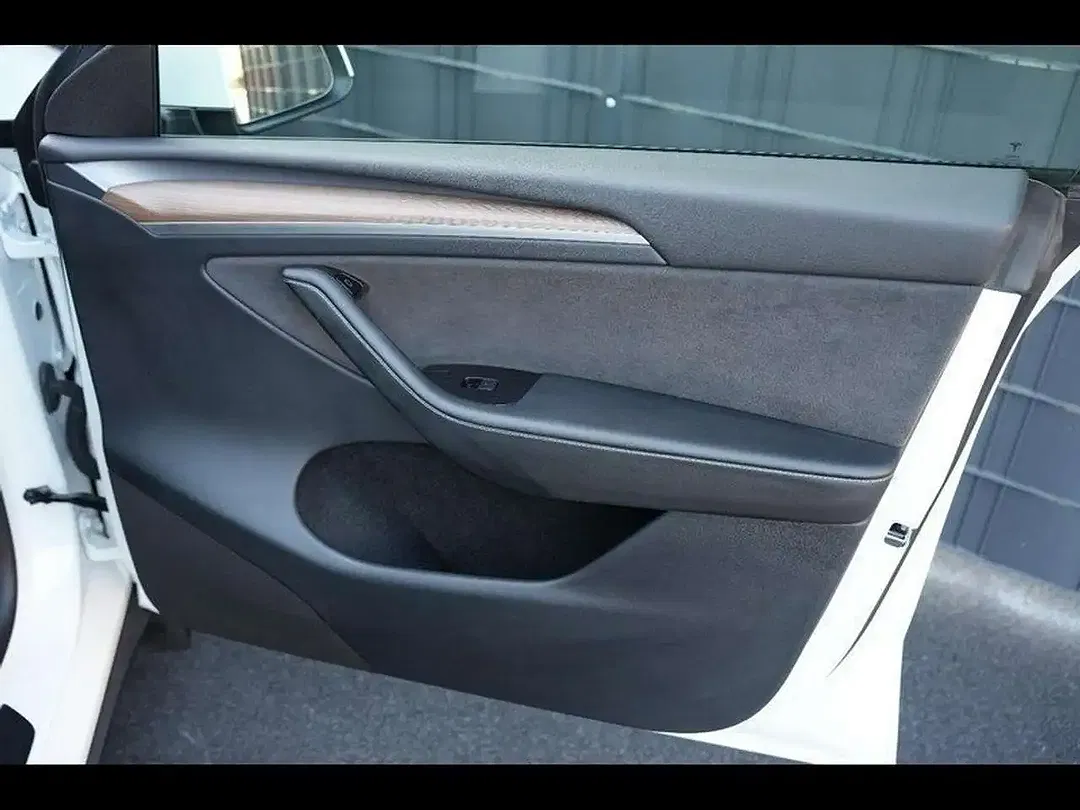 Tesla Model Y - Thumbnail 19