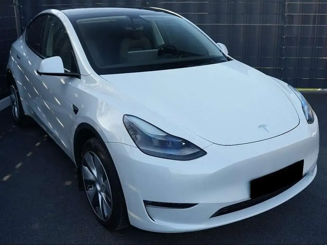 Tesla Model Y - Thumbnail 2