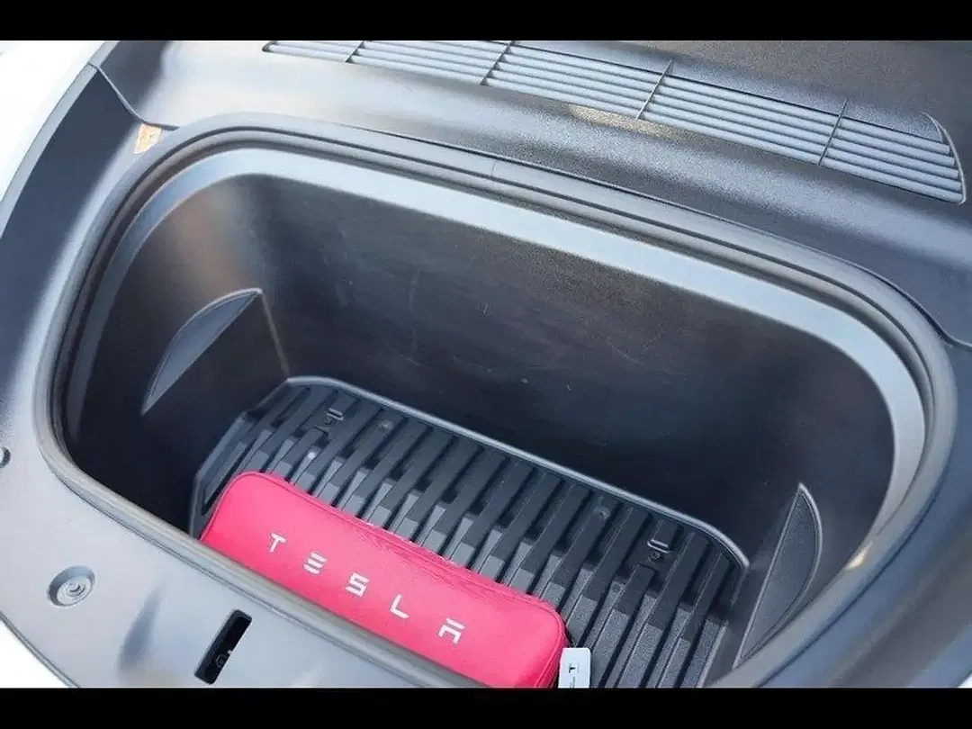 Tesla Model Y - Thumbnail 22