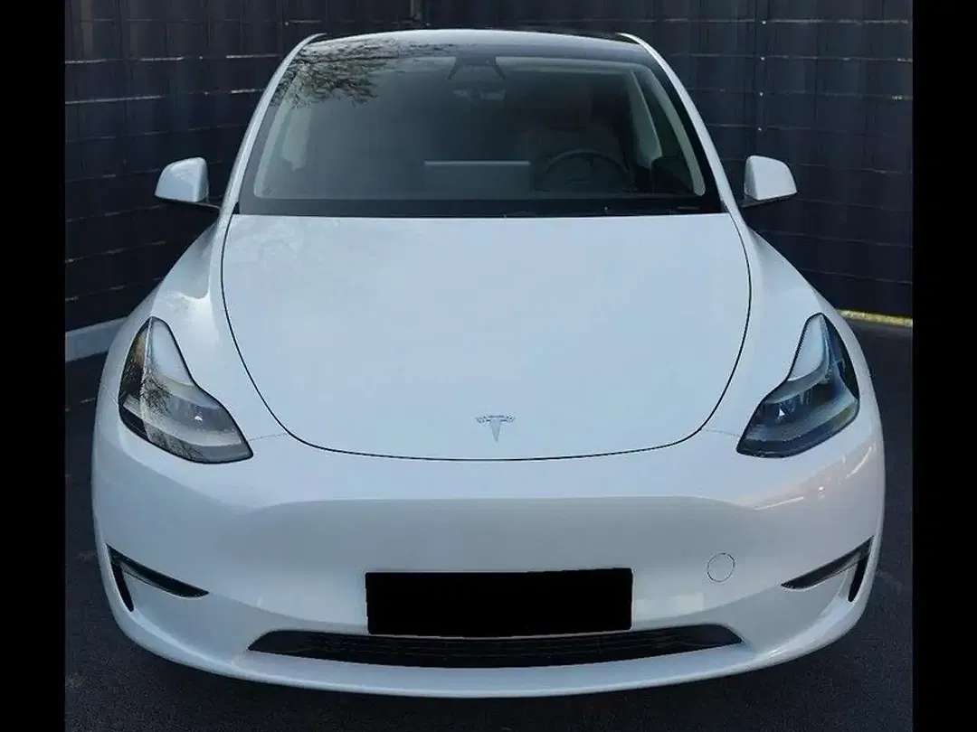 Tesla Model Y - Thumbnail 3