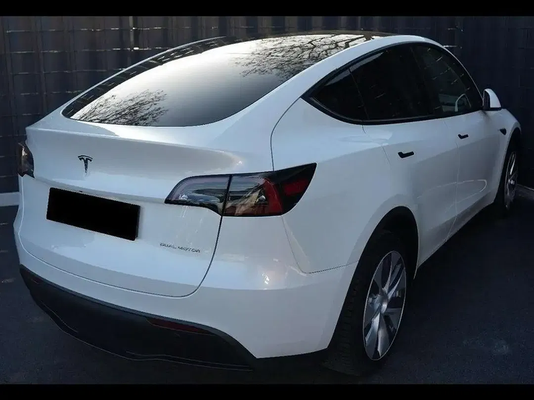 Tesla Model Y - Thumbnail 4