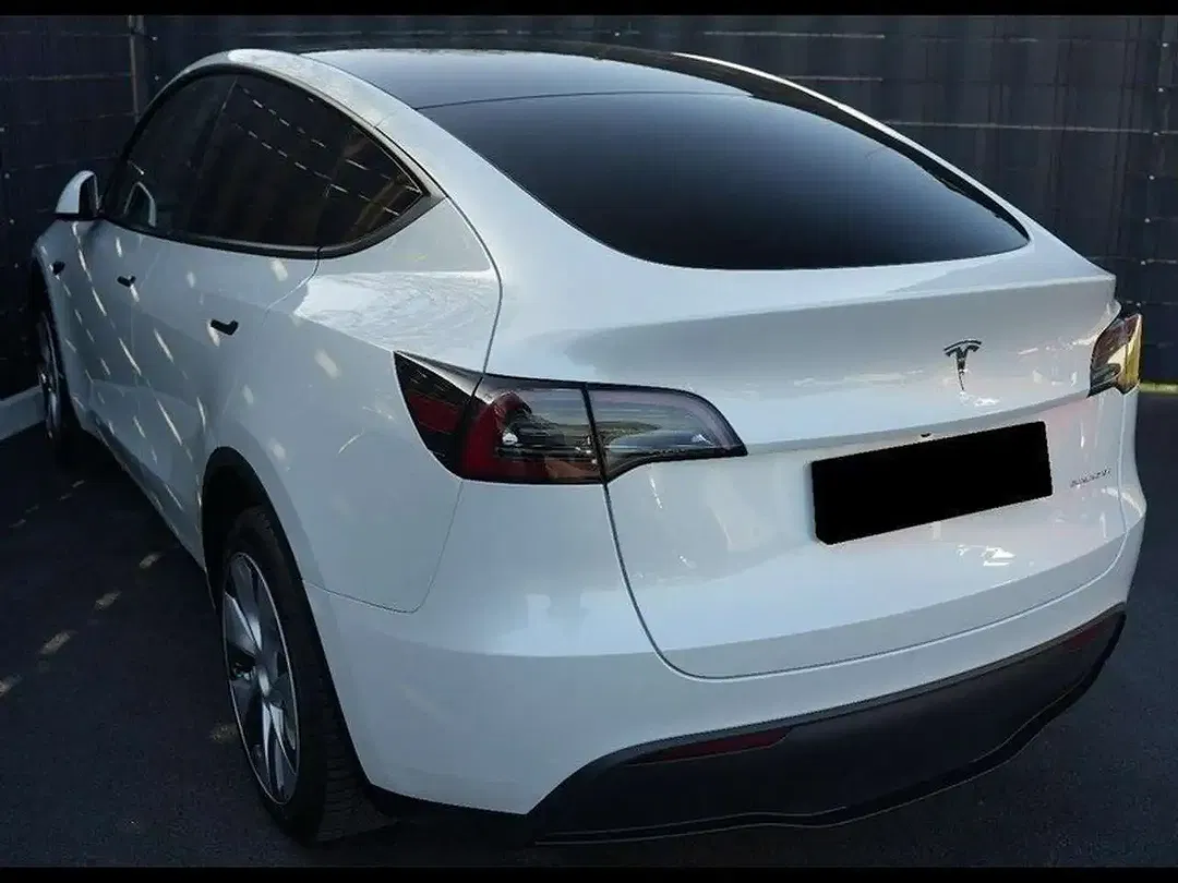 Tesla Model Y - Thumbnail 5