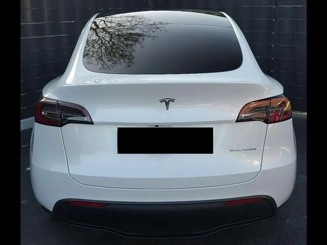 Tesla Model Y - Thumbnail 6