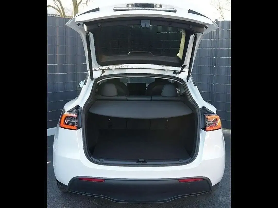 Tesla Model Y - Thumbnail 8
