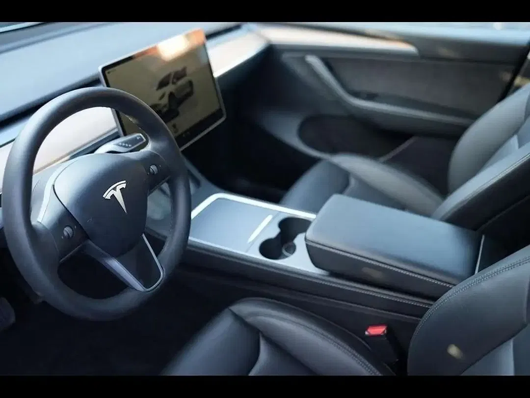 Tesla Model Y - Thumbnail 9